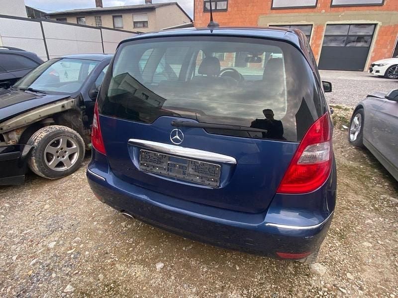 Gebraucht Mercedes A200 Elegance 140 PS (102 kW) 2012 Blau Van / Kleinbus