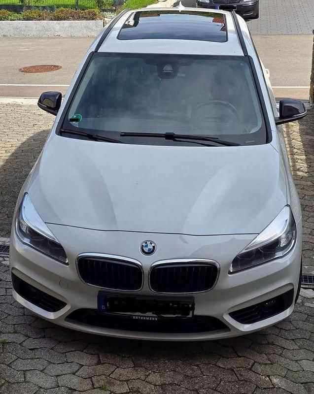 Weiß Gebraucht 2016 BMW 220 SUV | 17.999 € - Bild 1/4