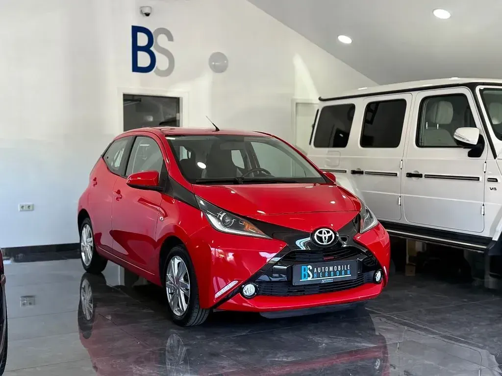 Gebraucht Toyota Aygo X-play 69 PS (50 kW) 2015 Rot Kleinwagen