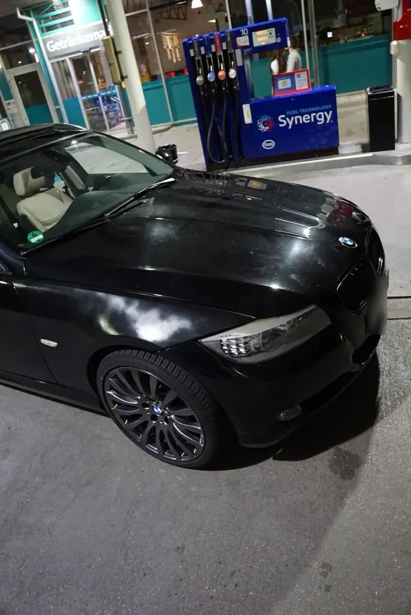 Gebraucht BMW 320 184 PS (135 kW) 2011 Schwarz Kombi