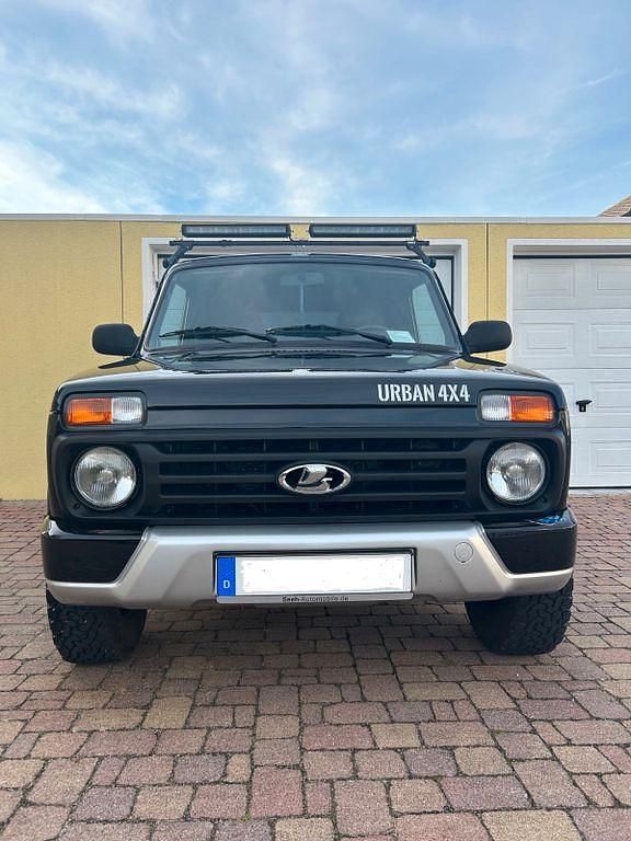 Schwarz Gebraucht 2016 Lada Urban SUV | 15.300 € - Bild 1/4
