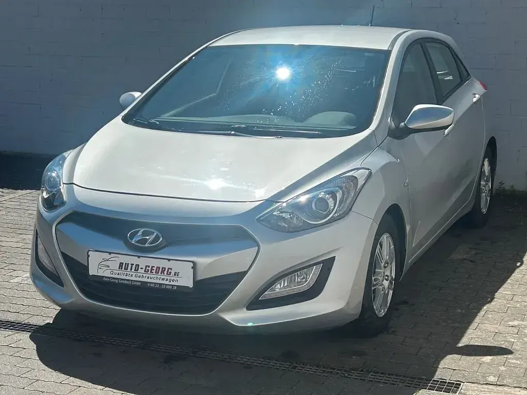 Gebraucht Hyundai i30 Classic 99 PS (72 kW) 2013 Silber Limousine