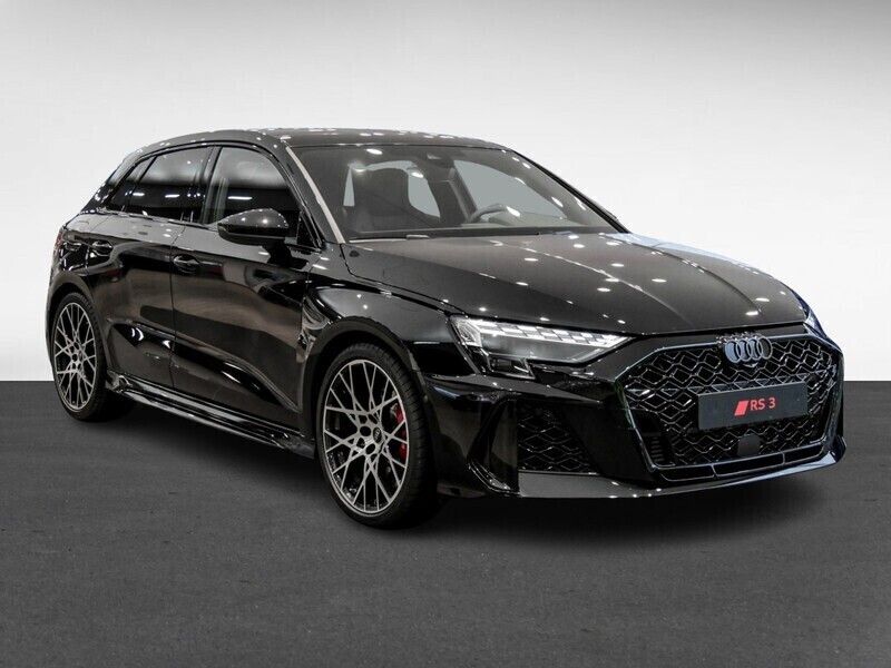 Mythosschwarz metallic Neu 2025 Audi RS3 Sportback Kleinwagen | 71.570 € - Bild 1/3