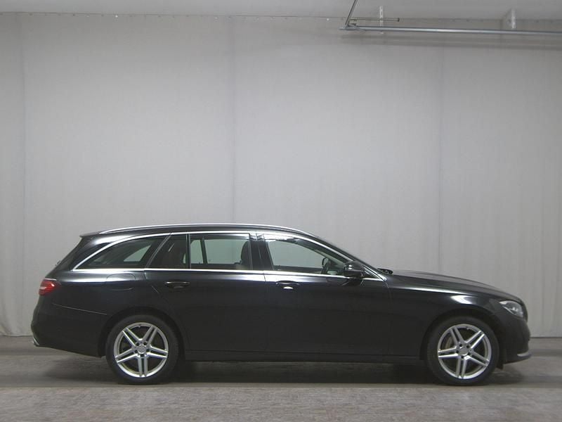 Schwarz Gebraucht 2021 Mercedes E300 Avantgarde Kombi | 19.490 € (Fairer Preis) - Bild 1/4