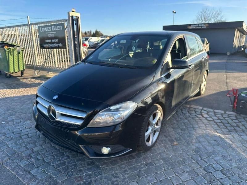 Gebraucht Mercedes B180 122 PS (89 kW) 2014 Schwarz Van / Kleinbus