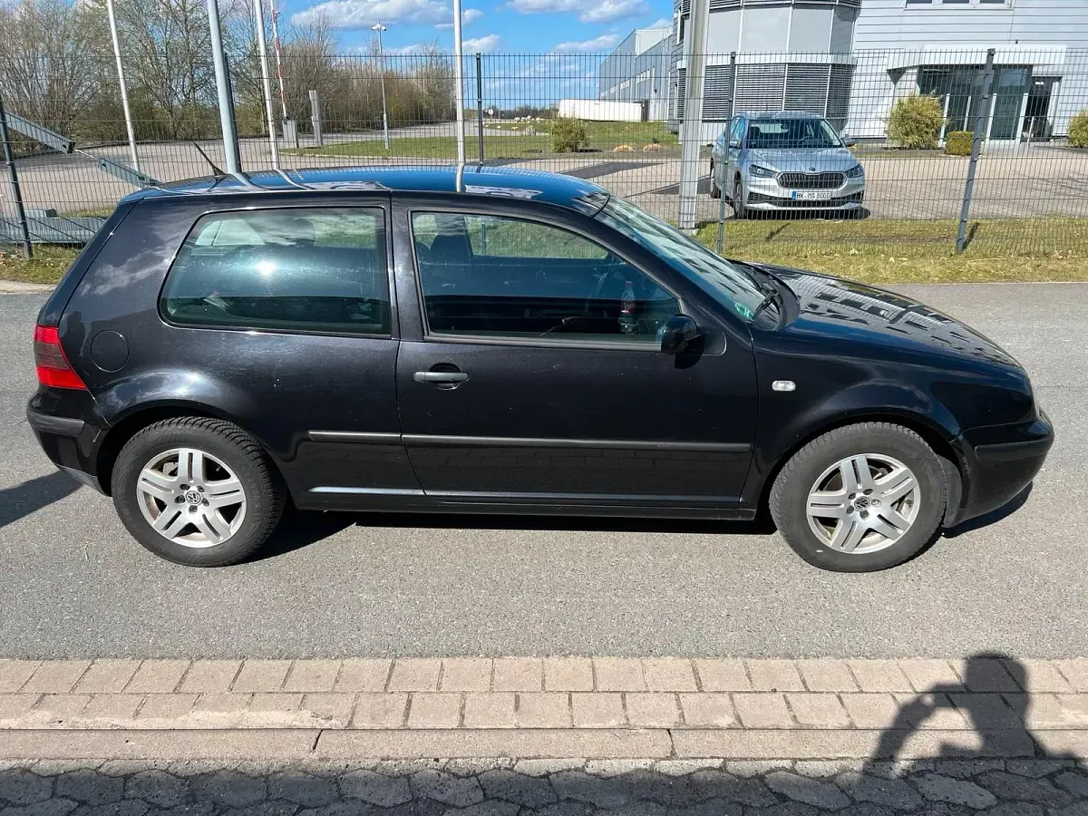 Gebraucht VW Golf IV 75 PS (55 kW) 2002 Schwarz Kleinwagen