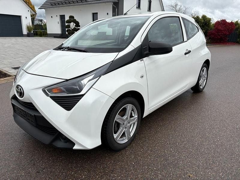 Weiß Gebraucht 2021 Toyota Aygo Kleinwagen | 7.600 € (Guter Preis) - Bild 1/4
