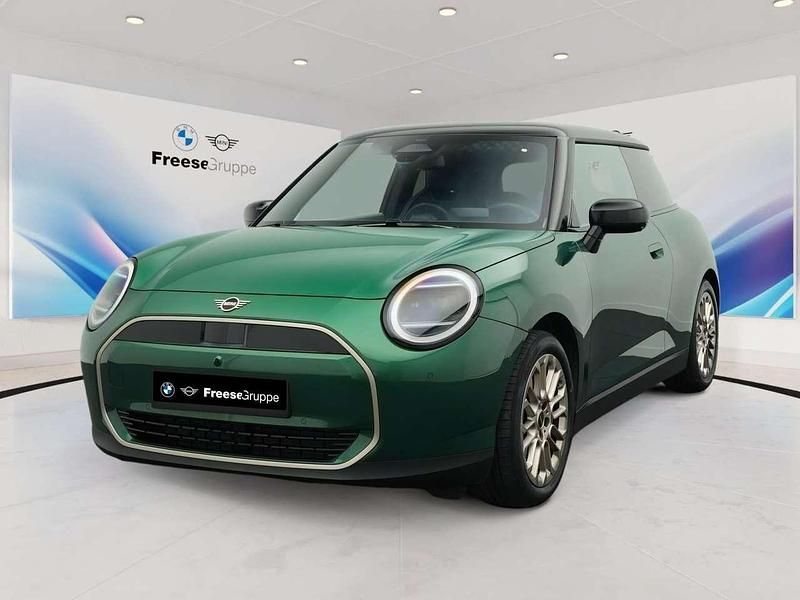 Gebraucht Mini Cooper Favoured 135 kW (184 PS) 2024 British racing green iv metall Kleinwagen