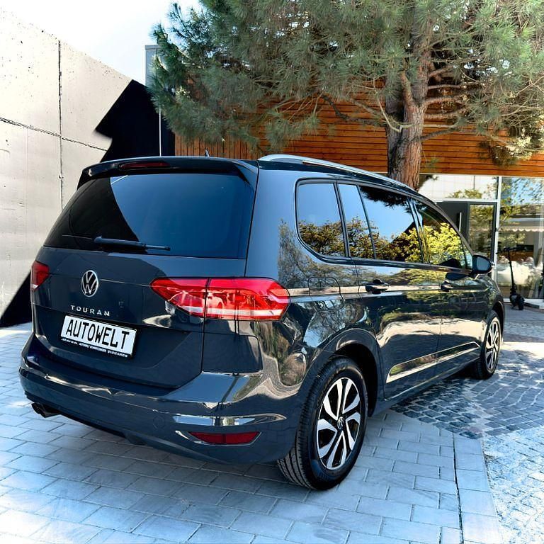 Używany VW Touran Active 150 KM (110 kW) 2022 Zielony Minivan