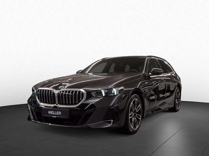 Sophistograu brillanteffekt (grau) Neu 2025 BMW 520 Comfort Edition Kombi | 71.690 € (Teuer) - Bild 1/4