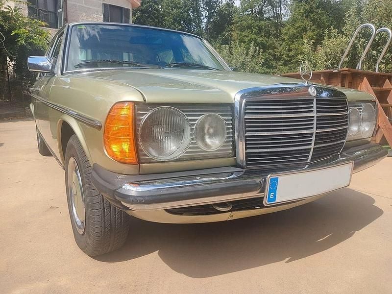 Gebraucht Mercedes 300 88 PS (64 kW) 1981 Grün Limousine