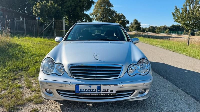 Grau Gebraucht 2007 Mercedes C180 Limousine | 6.399 € (Fairer Preis) - Bild 1/4