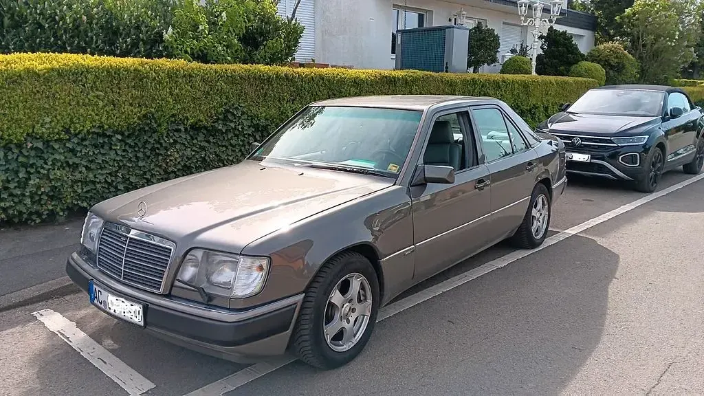 Brugt Mercedes E320 220 HK (161 kW) 1992 Grå Sedan