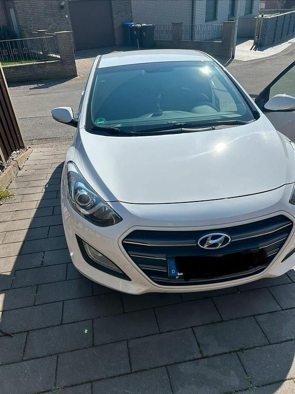 Gebraucht Hyundai i30 Passion 110 PS (80 kW) 2016 Weiß Limousine