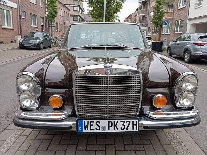 Braun Gebraucht 1972 Mercedes W108 Limousine | 21.400 € - Bild 1/4