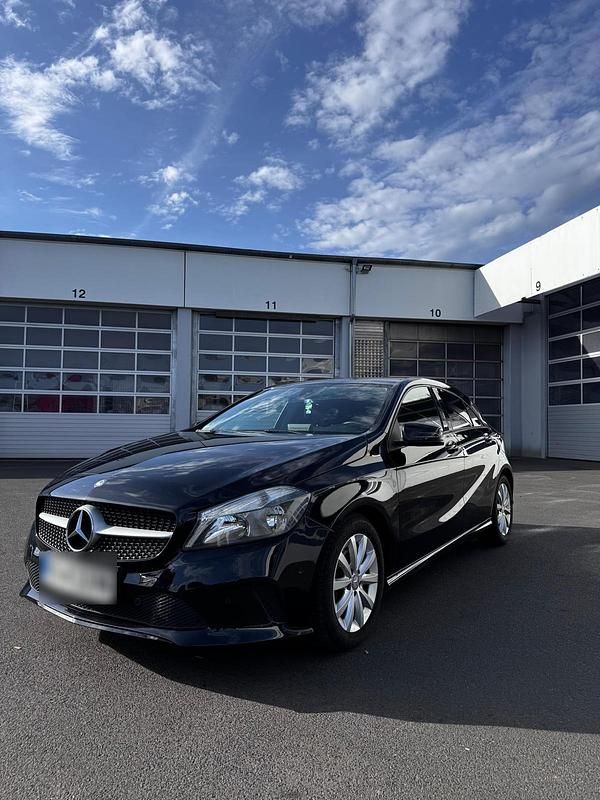 Gebraucht Mercedes A180 109 PS (80 kW) 2016 Schwarz Limousine