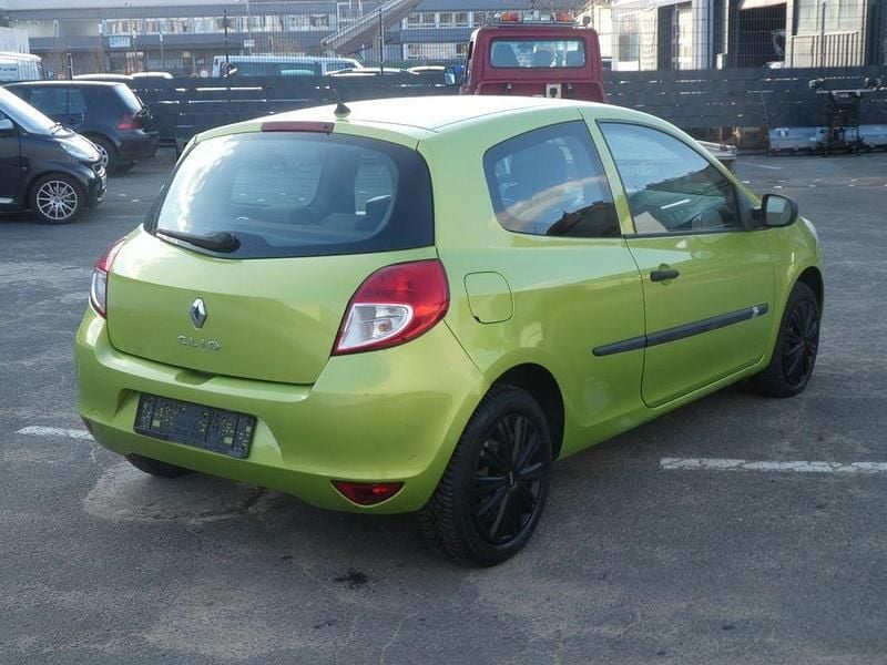 Gebraucht Renault Clio III Expression 75 PS (55 kW) 2010 Grün Limousine