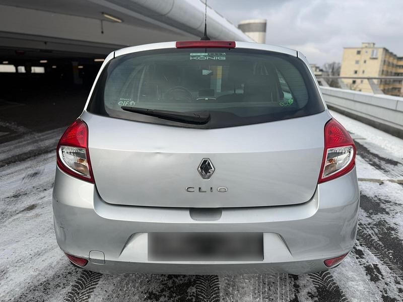 Second-hand Renault Clio II 75 CP (55 kW) 2010 Argintiu Hatchback