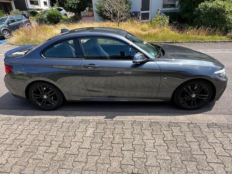 Grau Gebraucht 2020 BMW 218 M Sport Coupé | 22.900 € (Fairer Preis) - Bild 1/4