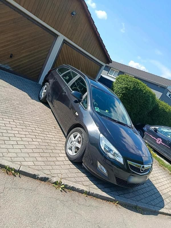 Second-hand Opel Astra 100 CP (73 kW) 2012 Negru Break