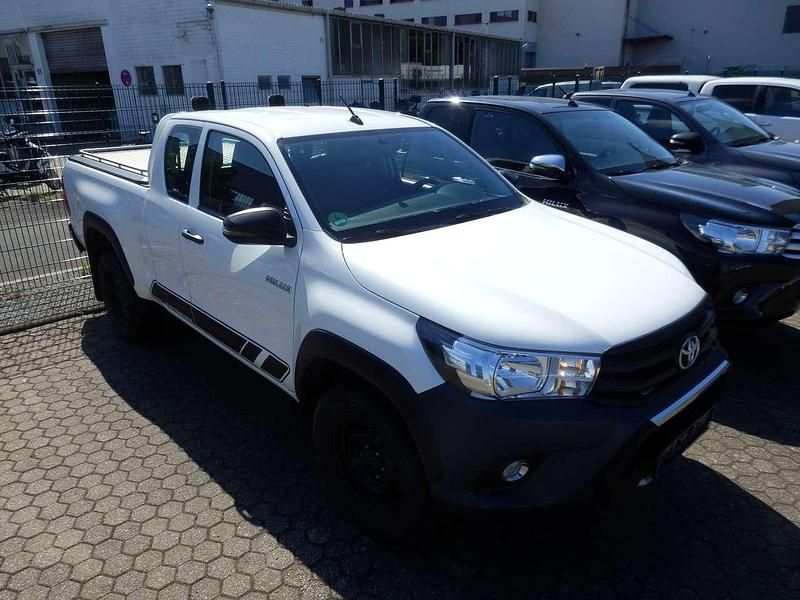 Super (pure) white ii Gebraucht 2020 Toyota HiLux Cool Abholung | 26.894 € (Fairer Preis) - Bild 1/4