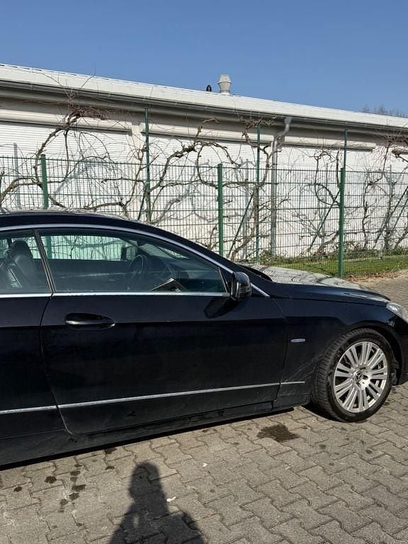 Gebraucht Mercedes E220 Avantgarde 170 PS (125 kW) 2011 Schwarz Coupé