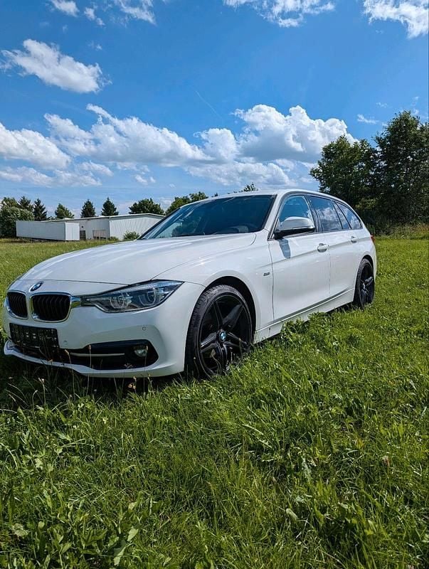 Weiß Gebraucht 2015 BMW 318 Limousine | 8.500 € (Fairer Preis) - Bild 1/4