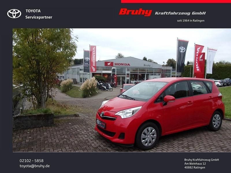 Super red v Gebraucht 2012 Toyota Verso-S Cool Van / Kleinbus | 7.950 € (Fairer Preis) - Bild 1/4