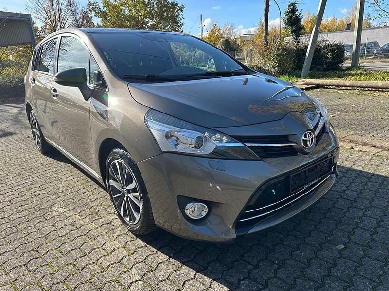 Grau Gebraucht 2016 Toyota Verso Skyview Edition Van / Kleinbus | 11.699 € (Guter Preis) - Bild 1/4