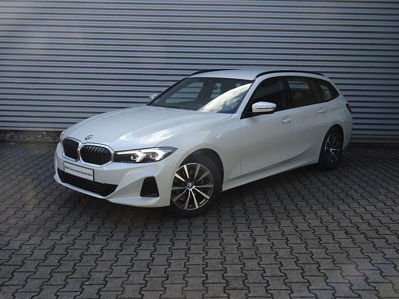Mineralweiß met. Gebraucht 2024 BMW 318 Sport Line Kombi | 34.439 € (Fairer Preis) - Bild 1/4