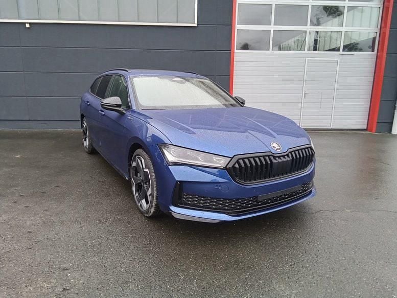 Atlantik blau metallic atlantik blau metallic Neu 2025 Skoda Superb SportLine Kombi | 53.590 € (Fairer Preis) - Bild 1/4