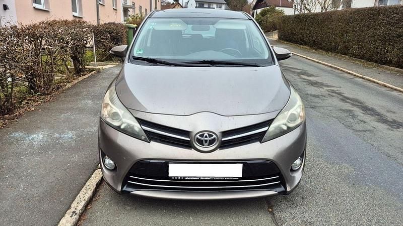 Gebraucht Toyota Verso Skyview Edition 111 PS (81 kW) 2015 Van / Kleinbus