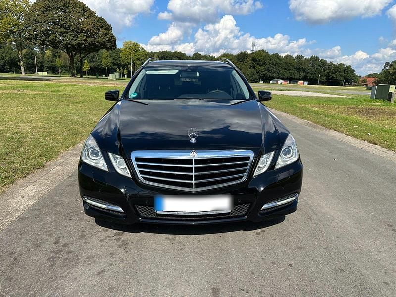 Schwarz Gebraucht 2011 Mercedes E250 Avantgarde Kombi | 12.500 € (Fairer Preis) - Bild 1/4