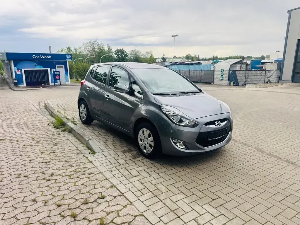 Gebraucht Hyundai ix20 Edition 90 PS (66 kW) 2012 Grau Kleinwagen
