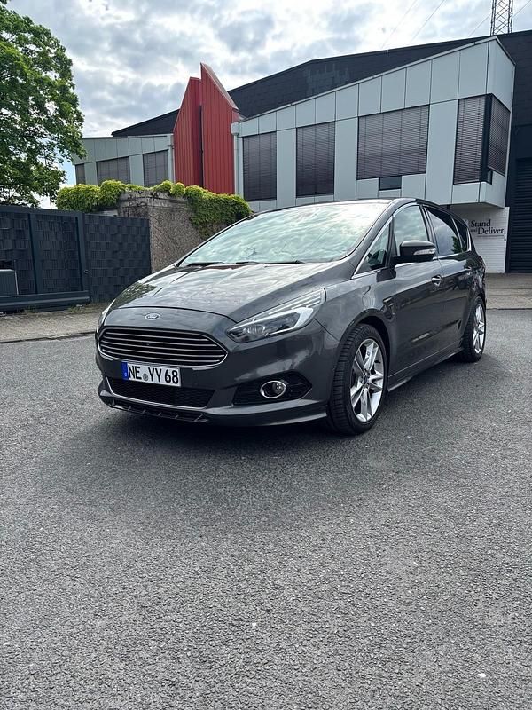 Grau Gebraucht 2016 Ford S-MAX Titanium Van / Kleinbus | 10.700 € (Etwas zu teuer) - Bild 1/4