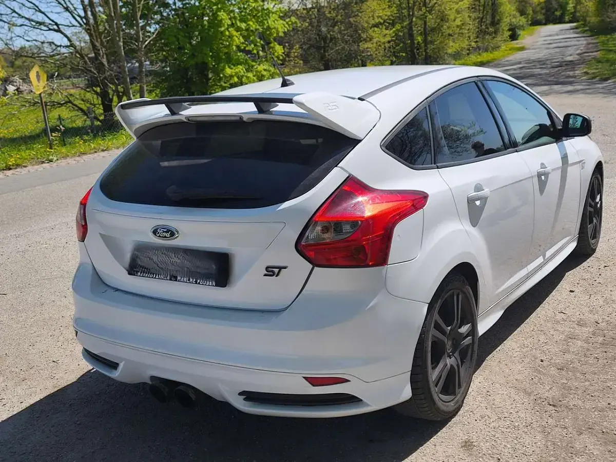 Gebraucht Ford Focus ST 250 PS (183 kW) 2014 Weiß Limousine