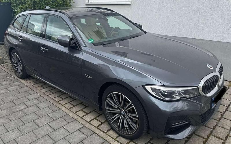 Grau Gebraucht 2022 BMW 330e Sport Line Kombi | 37.500 € (Teuer) - Bild 1/4