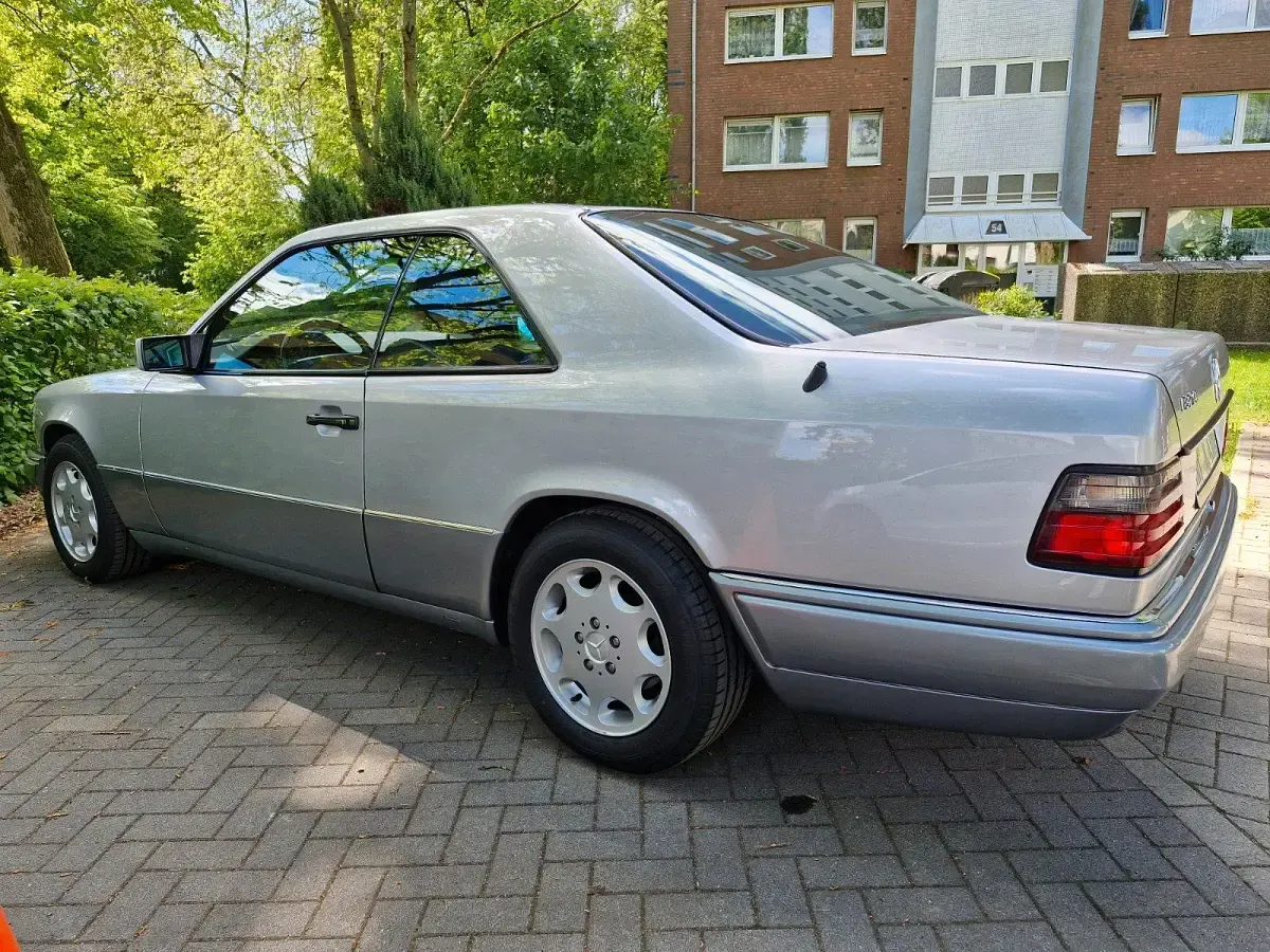Gebraucht Mercedes E320 220 PS (161 kW) 1995 Silber Coupé