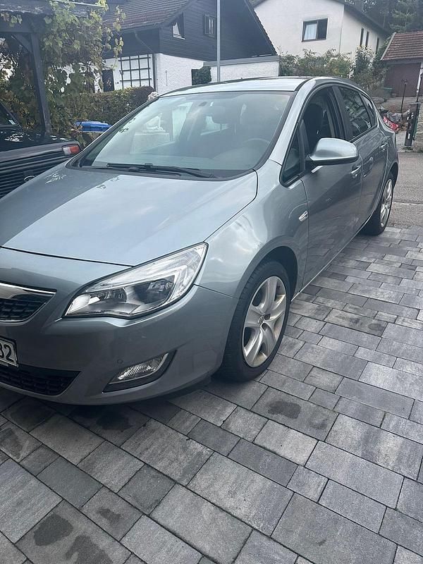Gebraucht Opel Astra Edition 140 PS (102 kW) 2010 Silber Kleinwagen