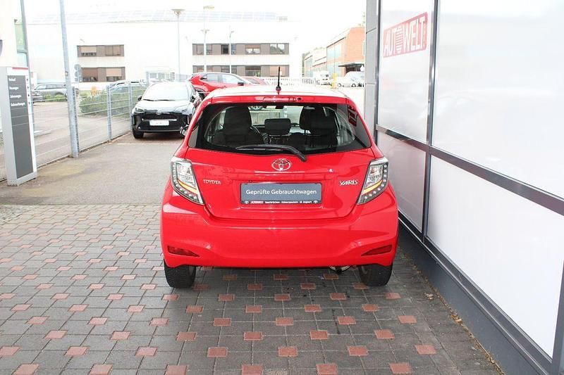 Gebraucht Toyota Yaris Edition 69 PS (50 kW) 2014 Rot Limousine