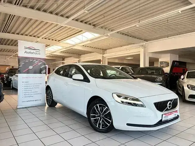 Gebraucht Volvo V40 Momentum 190 PS (139 kW) 2017 Weiß Limousine