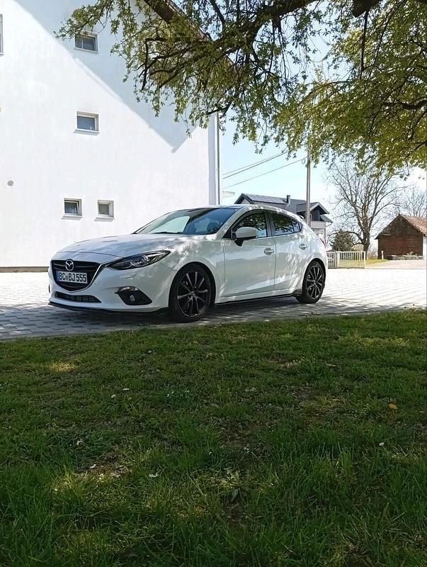 Weiß Gebraucht 2015 Mazda 3 Black Limited Kleinwagen | 8.000 € (Fairer Preis) - Bild 1/4