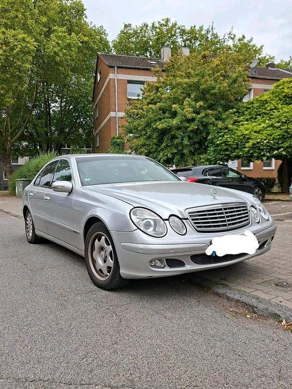 Silber Gebraucht 2004 Mercedes E220 Limousine | 1.500 € (Superpreis) - Bild 1/4