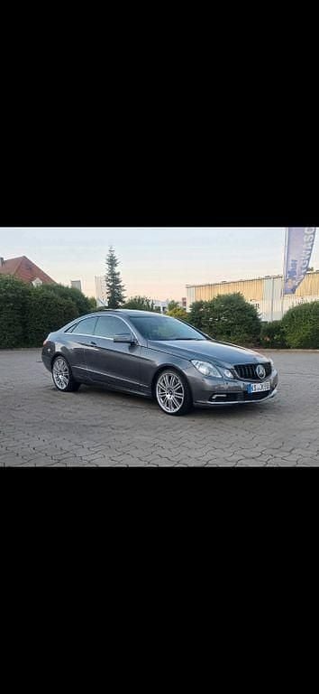 Grau Gebraucht 2010 Mercedes E500 Avantgarde Coupé | 14.999 € (Fairer Preis) - Bild 1/4