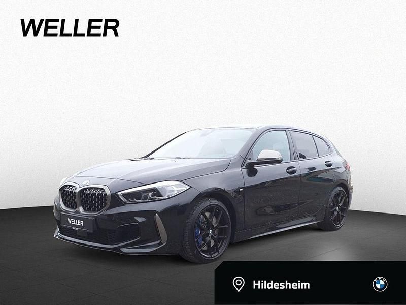 Saphirschwarz (schwarz) Gebraucht 2022 BMW M135 M Sport Kleinwagen | 31.400 € (Superpreis) - Bild 1/4