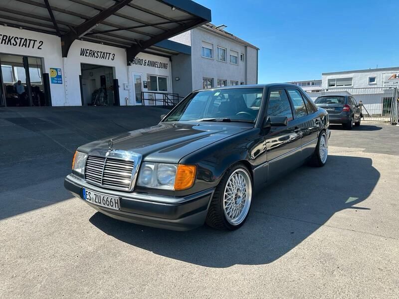 Schwarz Gebraucht 1988 Mercedes E230 Limousine | 9.924 € - Bild 1/4