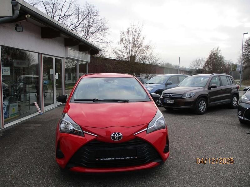 Gebraucht Toyota Yaris 72 PS (52 kW) 2019 Vulkanrot Limousine