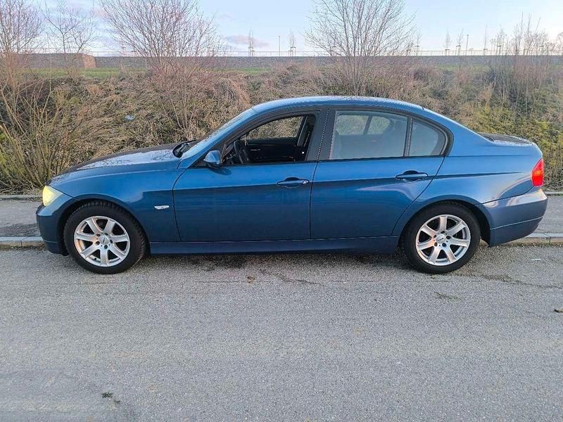 Gebraucht BMW 318 143 PS (105 kW) 2007 Blau Limousine