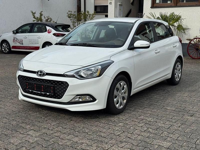 Weiß Gebraucht 2017 Hyundai i20 Trend Limousine | 9.999 € (Fairer Preis) - Bild 1/4