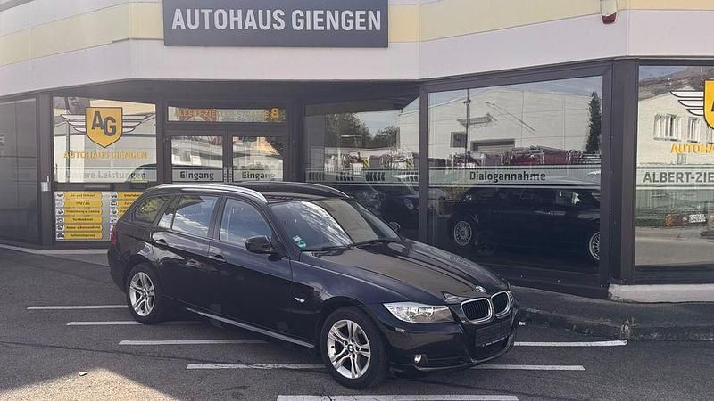 Schwarz Gebraucht 2012 BMW 318 Comfort Edition Kombi | 4.900 € (Superpreis) - Bild 1/4
